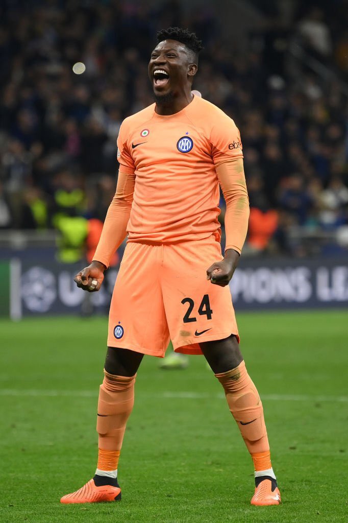 InterMilanFRA's tweet photo. 🔵 Andre Onana a dit au revoir à tout le monde et vient de quitter Appiano Gentile. 

Merci pour tout @AndreyOnana 🖤💙 

~ @MatteoBarzaghi https://t.co/N7EWnUPFab