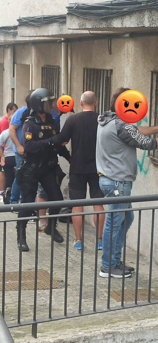 SindicatoMtz's tweet photo. Ayer fue Móstoles y València.
Hoy Santander y Barcelona.

Los desahucios siguen ejecutándose cada semana.
Y aún así hay quien estos días quiere seguir pescando votos vendiendo la Ley de Vivienda como un éxito a sabiendas de que es una farsa 

📸 @PAH_Santander y @HabitatgeGracia https://t.co/bwhflqQ5BK