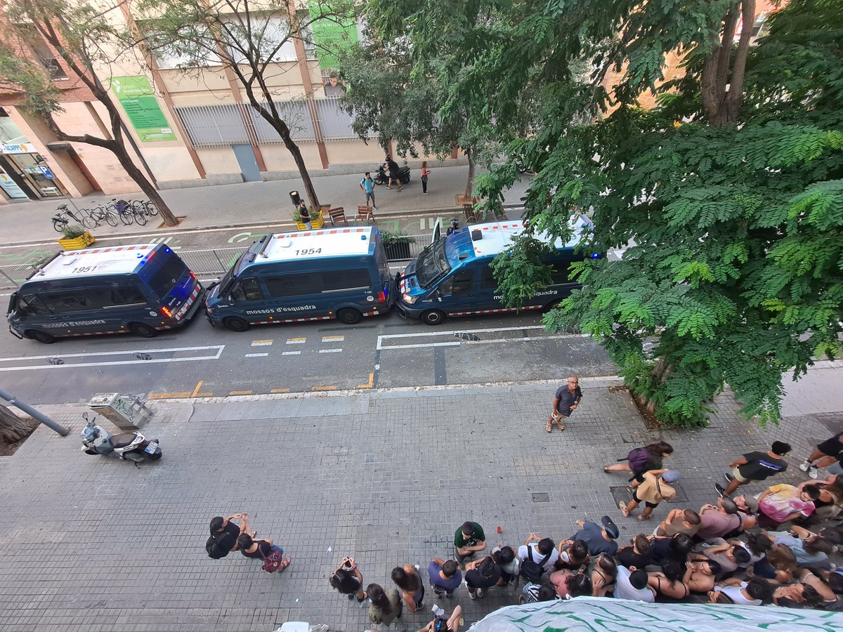 Ayer fue Móstoles y València.
Hoy Santander y Barcelona.

Los desahucios siguen ejecutándose cada semana.
Y aún así hay quien estos días quiere seguir pescando votos vendiendo la Ley de Vivienda como un éxito a sabiendas de que es una farsa 

📸 <a href="/PAH_Santander/">PAH Santander</a> y <a href="/HabitatgeGracia/">Sindicat d’Habitatge de Gràcia</a>