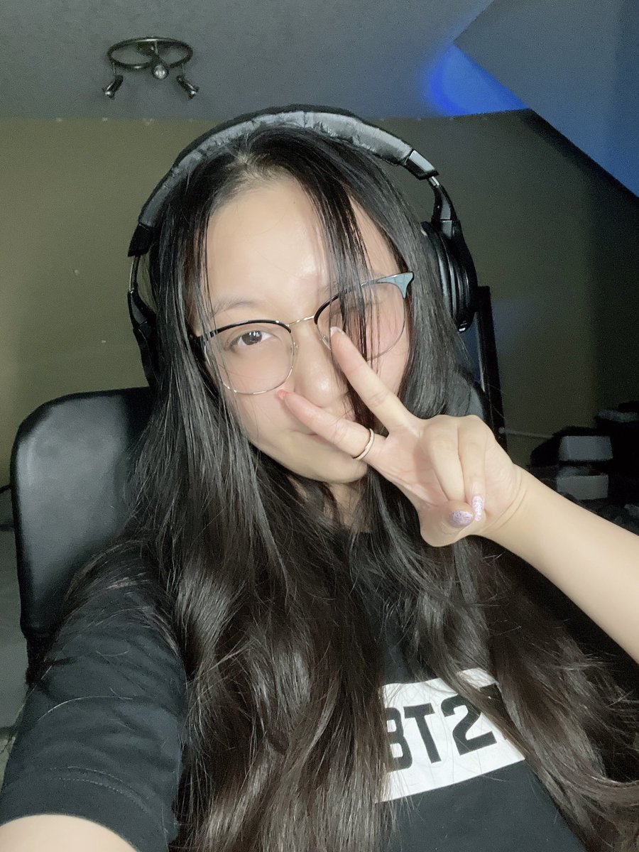 cyainnie's tweet photo. Feeling cute, took some selfies in between study sessions…📚👩🏻‍💻btw it’s 4am 🫣
For all college/ university students: how many all-nighters have you done? 
.
#nomakeup #selfie #studentlife #student #studytwt #feelingcute #collegestudents https://t.co/JKGV88pRjW