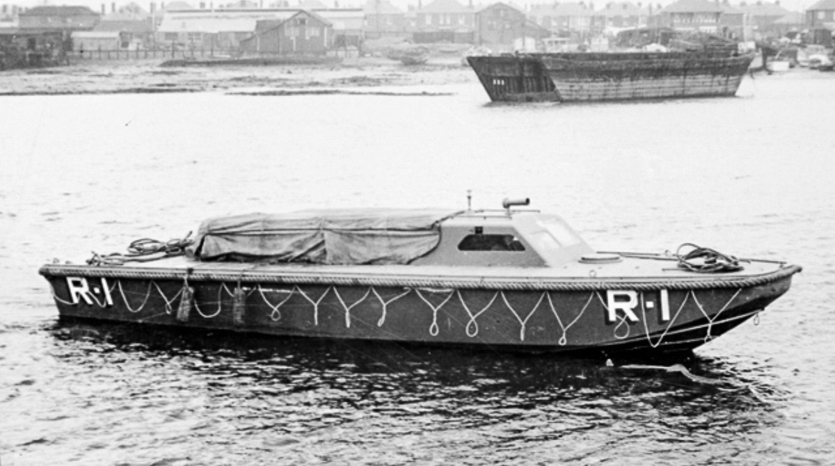 copp_survey's tweet photo. β #tenuousTuesday β @BoatHouse_4 within @PHDockyard.
Two 'R' boat landing craft were here modified for use by COPP 2 to carry out hydrographic surveys off enemy coasts. They later went to the Med and were used during Operations Husky and Avalanche.
βΆοΈ https://t.co/xRvWbNYLx1 https://t.co/pjaPaL5YJg