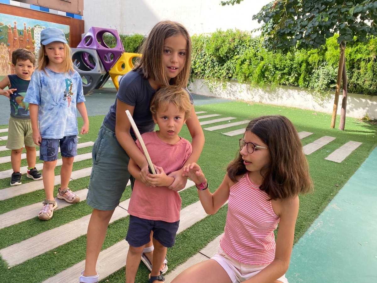 EscolaHoritzo's tweet photo. A mida que avança el Summer, l’ajuda dels nens més grans no sols beneficia als més petits, sinó que també brinda una oportunitat perquè els nens més grans desenvolupin habilitats de lideratge i empatia. https://t.co/LnSlWHkn55
