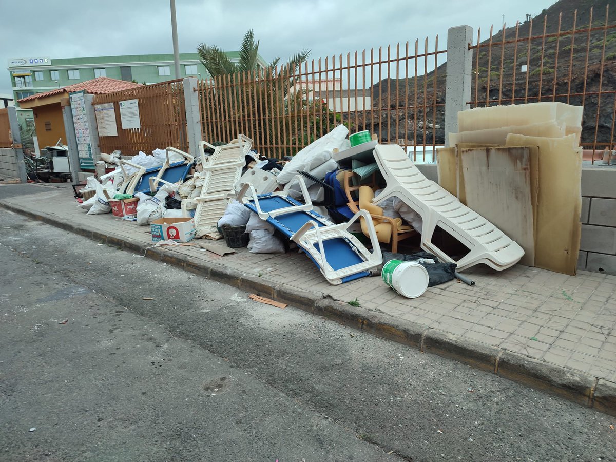 LimpiezaLPGC's tweet photo. Hoy encontramos así a las puertas del #PuntoLimpio de #ElSebadal. Abre de 7:30 a 20:30 h. Tampoco tienen pinta de ser residuos domésticos.
Al estar en la vía pública nos vemos obligados a retirarlos. Lo haremos esta noche pq hoy estamos retirando vertidos ilegales de #escombros. https://t.co/SzI5FoYmxX