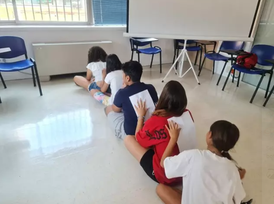 isabelgalvin's tweet photo. ⚠️⚠️Alertamos de las condiciones "precarias" que sufren las trabajadores de los campamentos escolares en la región @ComunidadMadrid  y pedimos que se reconozca su labor educativa🔽
✔️Prácticamente la totalidad de los trabajadores de atención directa, como expertos en taller o monitores, están "con jornadas parciales, muy reducidas, nunca llegan a las 38, 5 horas semanales que marca el convenio y solo tiene jornadas completas el personal de estructura". "Esto hace que tengan un sueldo miserable que no les permite llegar a fin de mes, aunque trabajen para varias empresas. Además de cotizar muy poco para el desempleo y la jubilación".
https://t.co/nynp27kXjy