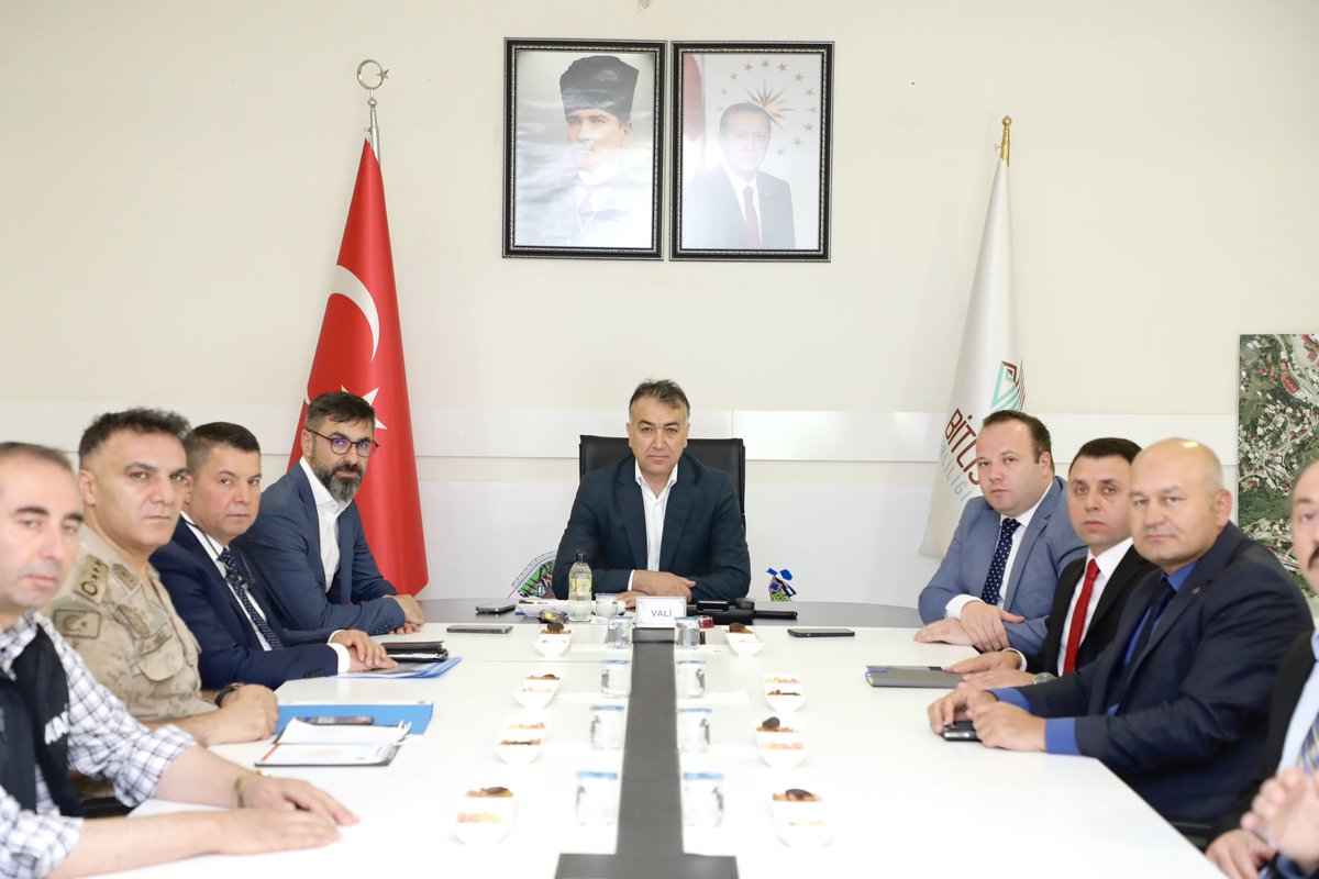 BitlisValiligi's tweet photo. Vali Oktay Çağatay başkanlığında İl Göç Kurulu Toplantısı Valilik Toplantı Salonunda gerçekleştirildi.

++ https://t.co/ZnobXkFkkR