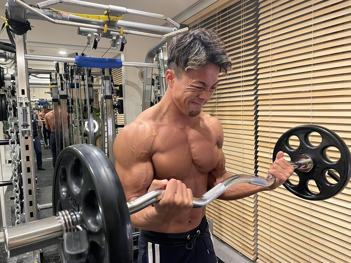 kgori_0412's tweet photo. デカくなりたい男子達、この種目をやり込め！成果は俺が保証する。

【胸】
・ベンチプレス
・インクラインベンチ
・ダンベルフライ
・ケーブルクロスオーバー

【背中】
・チンアップ【懸垂】
・ラットプルダウン
・ダンベルプルオーバー
・プーリーロー
・デッドリフト

【肩】
・ダンベルショルダープレス
・サイドレイズ
・インクラインサイドレイズ
・リアデルトマシン

【三頭】
・ナローベンチプレス
・ライイングエクステンション
・フレンチプレス
・ケーブルプレスダウン

【二頭】
・EZバーカール
・インクラインダンベルカール
・プリチャーカール

ちなみに全て僕のプロフから飛べるYouTubeの再生リストに解説載せてます。

ハッキリ言って、トレーニングフォーム学ぶなら動画じゃないと絶対わからない。

てか動画でもモノにできないレベルなので、本気で身体を変えたい人は、随時公式LINEにて体験パーソナル募集してるのでお待ちしてます。