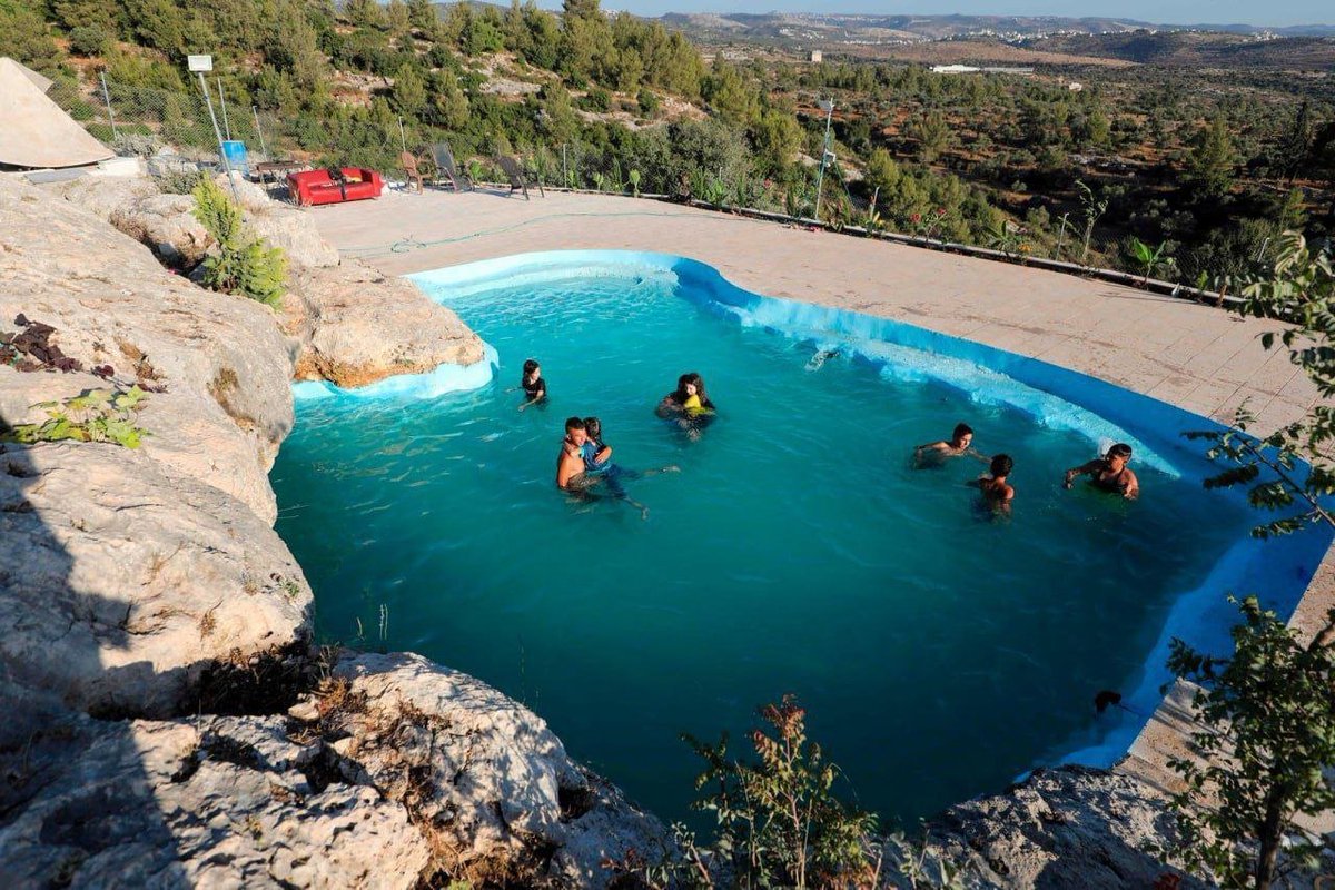 AdaraRelief's tweet photo. Di desa Bi'lin, sebelah barat Ramallah, warga Palestina di daerah tersebut menghadapi suhu ekstrem saat musim panas dengan berenang di sebuah kolam yang terbentuk dari cekungan gua.

#FreePalestine https://t.co/hZaqjQXGP8