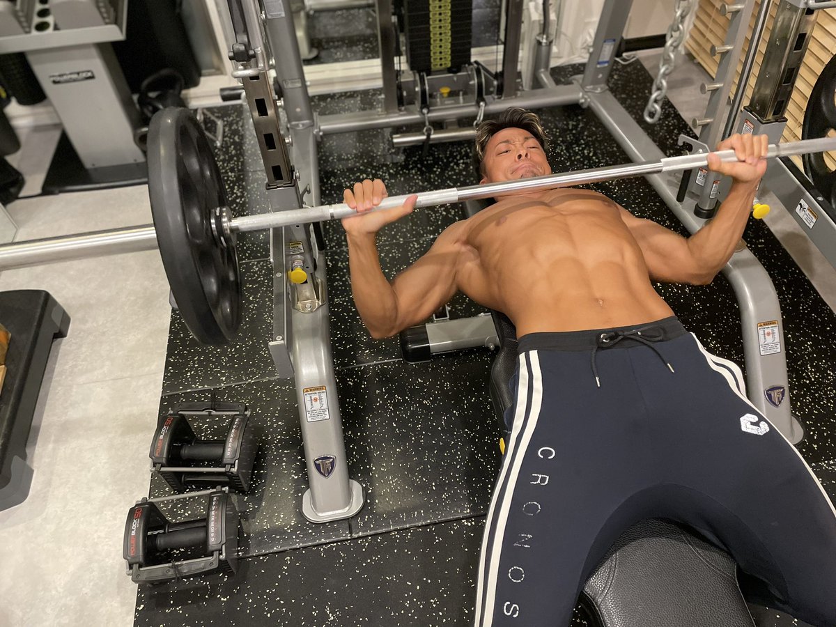 kgori_0412's tweet photo. デカくなりたい男子達、この種目をやり込め！成果は俺が保証する。

【胸】
・ベンチプレス
・インクラインベンチ
・ダンベルフライ
・ケーブルクロスオーバー

【背中】
・チンアップ【懸垂】
・ラットプルダウン
・ダンベルプルオーバー
・プーリーロー
・デッドリフト

【肩】
・ダンベルショルダープレス
・サイドレイズ
・インクラインサイドレイズ
・リアデルトマシン

【三頭】
・ナローベンチプレス
・ライイングエクステンション
・フレンチプレス
・ケーブルプレスダウン

【二頭】
・EZバーカール
・インクラインダンベルカール
・プリチャーカール

ちなみに全て僕のプロフから飛べるYouTubeの再生リストに解説載せてます。

ハッキリ言って、トレーニングフォーム学ぶなら動画じゃないと絶対わからない。

てか動画でもモノにできないレベルなので、本気で身体を変えたい人は、随時公式LINEにて体験パーソナル募集してるのでお待ちしてます。