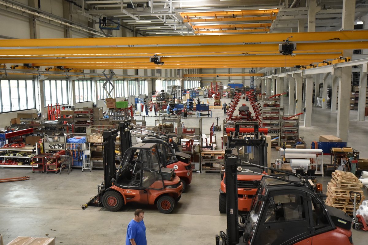 einboeckat's tweet photo. Construction Diary "Werk Dobl" - Update July 2023 🛠

The move has begun and our new production hall is gradually being set up. The automatic high-bay warehouse is being filled and the final assembly work is underway on the overhead conveyor 👌

🌐https://t.co/SDPB7bXqyQ https://t.co/5YLJzvxSAY