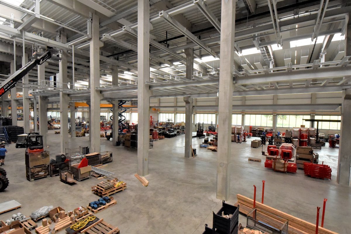 einboeckat's tweet photo. Construction Diary "Werk Dobl" - Update July 2023 🛠

The move has begun and our new production hall is gradually being set up. The automatic high-bay warehouse is being filled and the final assembly work is underway on the overhead conveyor 👌

🌐https://t.co/SDPB7bXqyQ https://t.co/5YLJzvxSAY