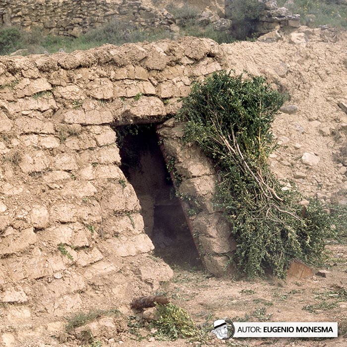 EugenioMonesma's tweet photo. 🛖 El duro #invierno en el #monte obligaba a los #CARBONEROS a construir #CHABOLAS para dormir y combatir el frío.
Hilario me mostró en 1999 cómo era la #construcción ancestral de esta curiosa #CASETA con tierra y ramas.
📽️ Documental COMPLETO: https://t.co/y9T5mK8RMB https://t.co/mHLTtQhNrx