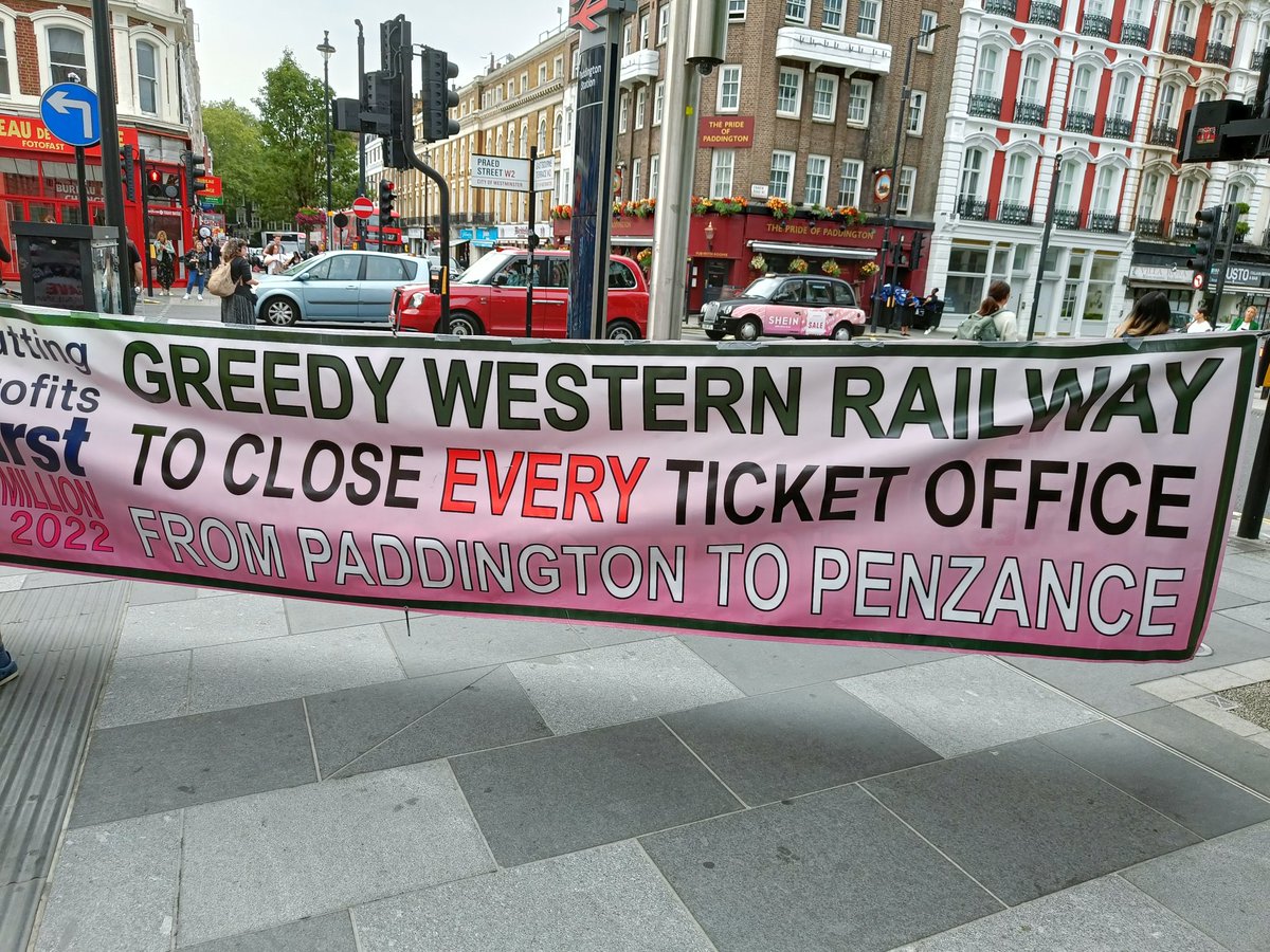 Out at Paddington this morning alongside @Naranee2018 to speak to the public with @RMTLondon members

Solid support from travellers to #SaveTicketOffices and #StaffOurStations!

Proud to say that #GreensSupportRailWorkers