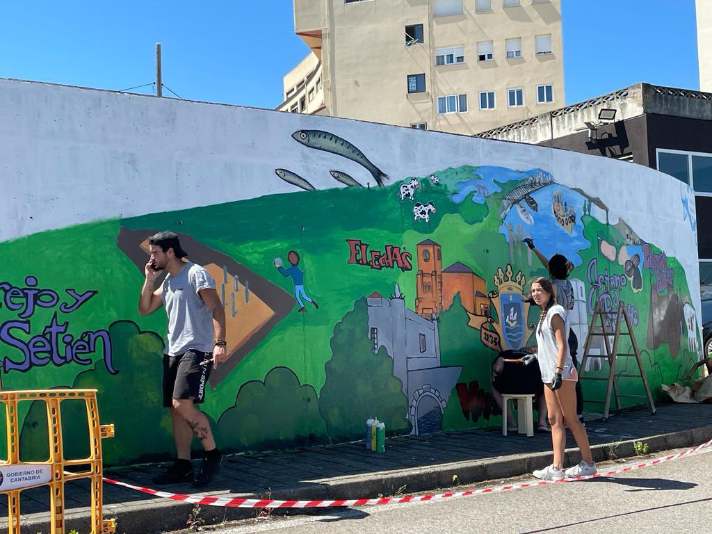 El mural del puerto de Pedreña ha recuperado su arte gracias a un taller que impulsamos desde <a href="/jovenmania/">Jovenmania</a>. El talento de los jóvenes nos permite recuperar las pinturas del embarcadero que se encontraban muy deterioradas. 👏👏👏 #EspañaAvanza #Adelante