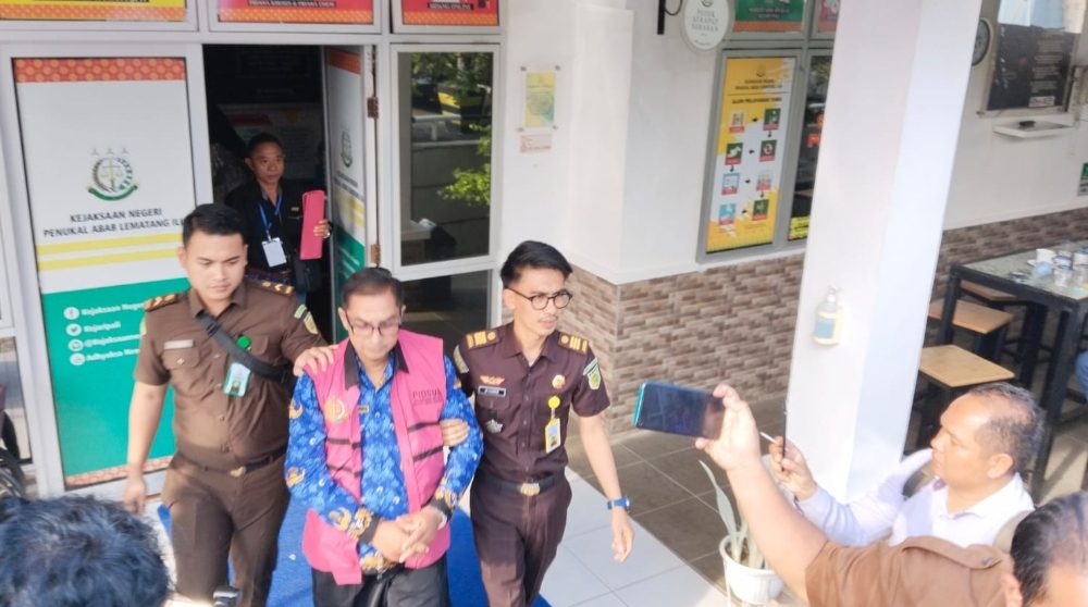 beeoneinfo's tweet photo. KORUPSI DANA BOK 2021, DUA MANTAN PETINGGI DINKES PALI RESMI DITAHAN KEJARI PALI https://t.co/EWBcRg05pM https://t.co/zT2DBlK00w