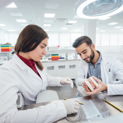 👉La demanda de tratamientos estéticos dentales en España ha aumentado más de un 30% en 3 años. El blanqueamiento dental es el tratamiento estético más popular. 
¡Aprende a realizar un blanqueamiento dental paso a paso! bit.ly/3rxmRJP 🦷

#ILERNAOnline