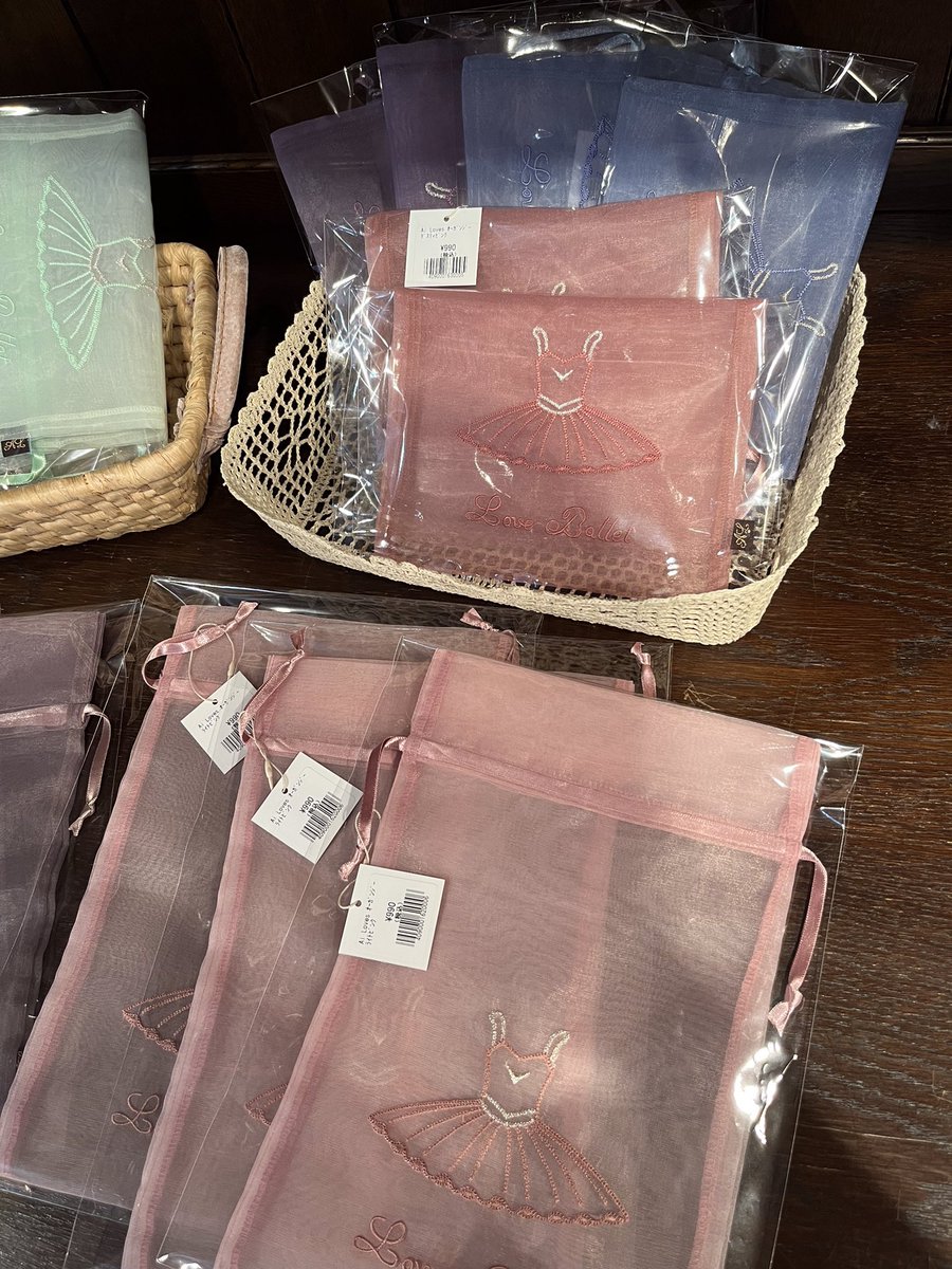 balletshopFAIRY's tweet photo. 🎀New Item🎀

チュチュが刺繍されたオーガンジー巾着に新色が入荷しました💖
カラーバリエーションも豊富なので、ギフトにもぴったり🌟
トレンドの淡色なので可愛さも詰まったアイテムです🎶

新色は店頭にて先行販売中です🩰💫

＃バレエ ＃AiLoves ＃発表会 #ギフト ＃オーガンジー巾着 https://t.co/ev5TYQu9oM
