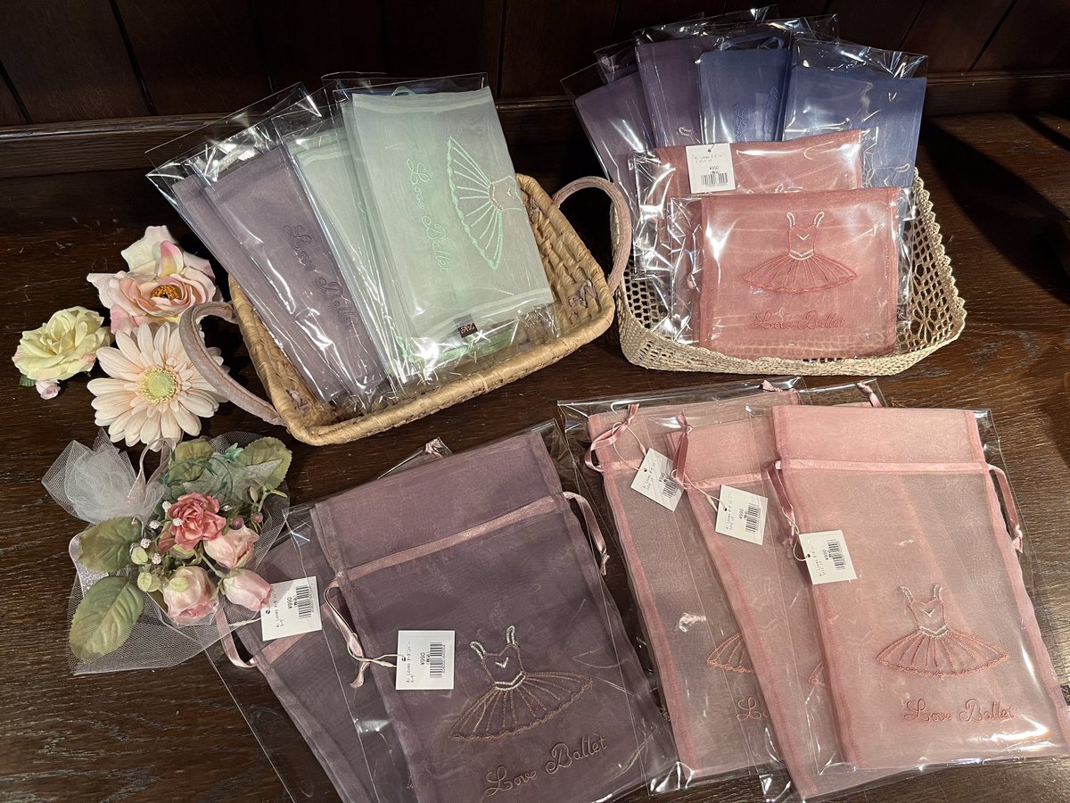 balletshopFAIRY's tweet photo. 🎀New Item🎀

チュチュが刺繍されたオーガンジー巾着に新色が入荷しました💖
カラーバリエーションも豊富なので、ギフトにもぴったり🌟
トレンドの淡色なので可愛さも詰まったアイテムです🎶

新色は店頭にて先行販売中です🩰💫

＃バレエ ＃AiLoves ＃発表会 #ギフト ＃オーガンジー巾着 https://t.co/ev5TYQu9oM