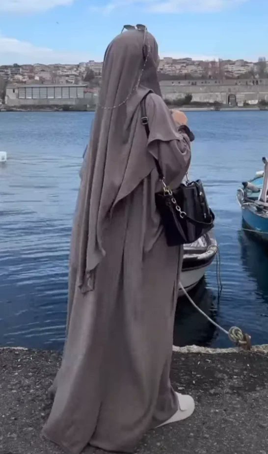 صباح الخير لكل نساء العالم لمن تنتظر رجلاً أحمق لمن بللت وسادتها بالدموع الليلة الماضية لكل من إنتظرت صباح الخير من أحدهم صبااح الخير يا جميلات "❤️
