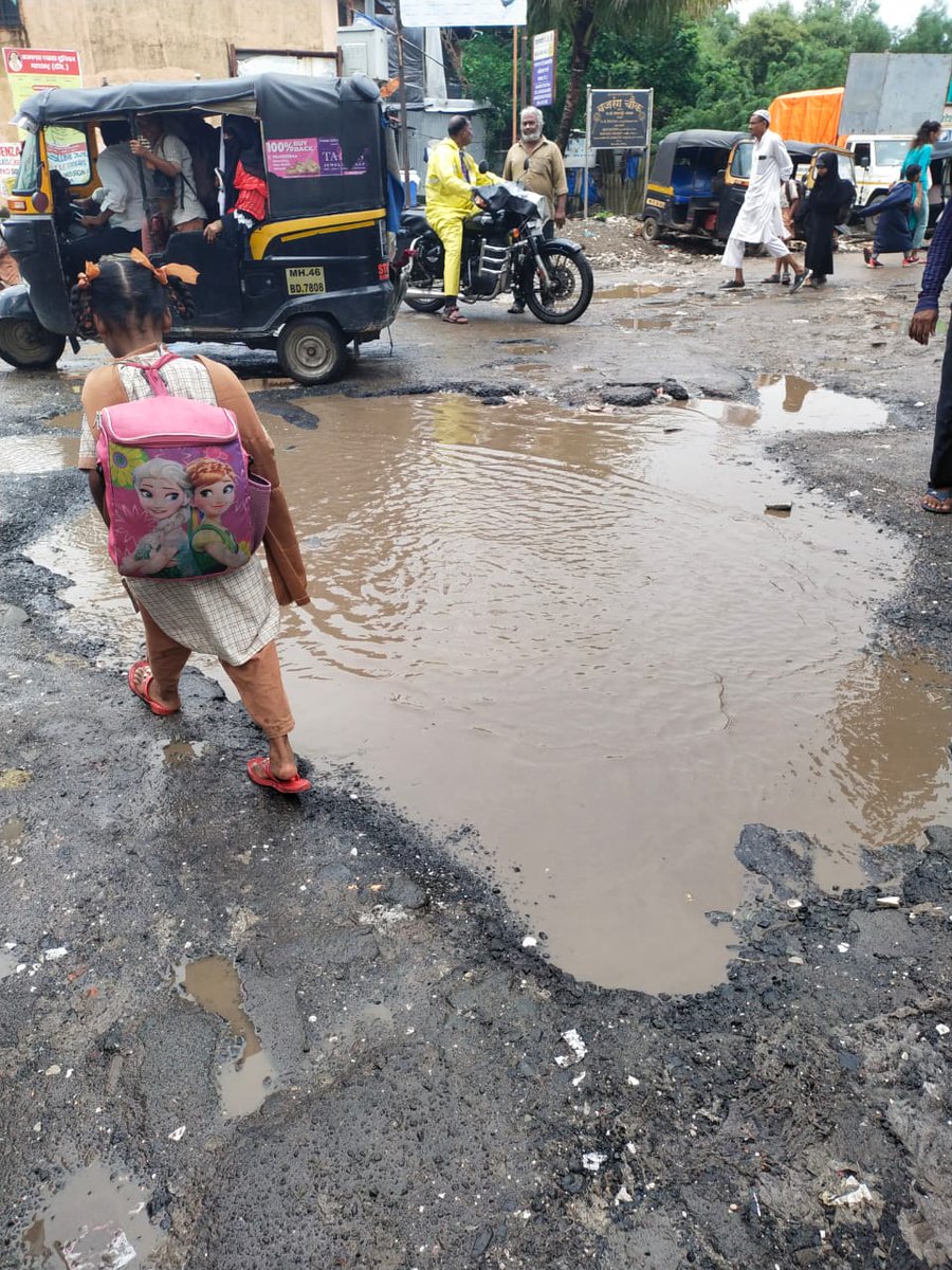 jabbarsmns's tweet photo. #DigitalIndia #G20India च्या जगात #digitalroad.मालवणी गेट क्र.८ अंबुजवाडी येथील मुख्य मार्ग अर्थात प्रवेश द्वार.
#म #मराठी #potholes
@mybmc @IqbalSinghChah2 @DighavkarKiran @mnsadhikrut @CMOMaharashtra @nitin_gadkari https://t.co/cmY3bGp02p