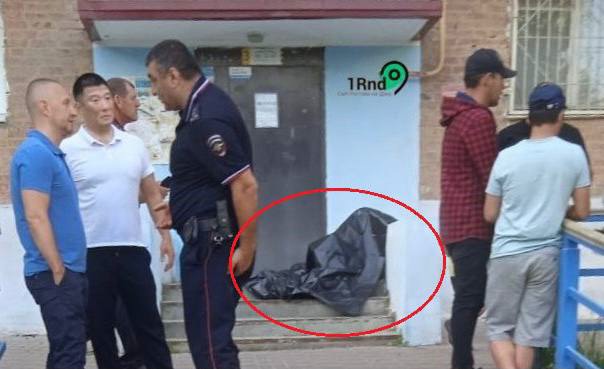 41-летний мигрант, тело которого в минувшее воскресенье тащили по Западному микрорайону в Ростове, умер после избиения 26-летним родственником, сообщили в Следкоме. Убийцу задержали, он признал вину.