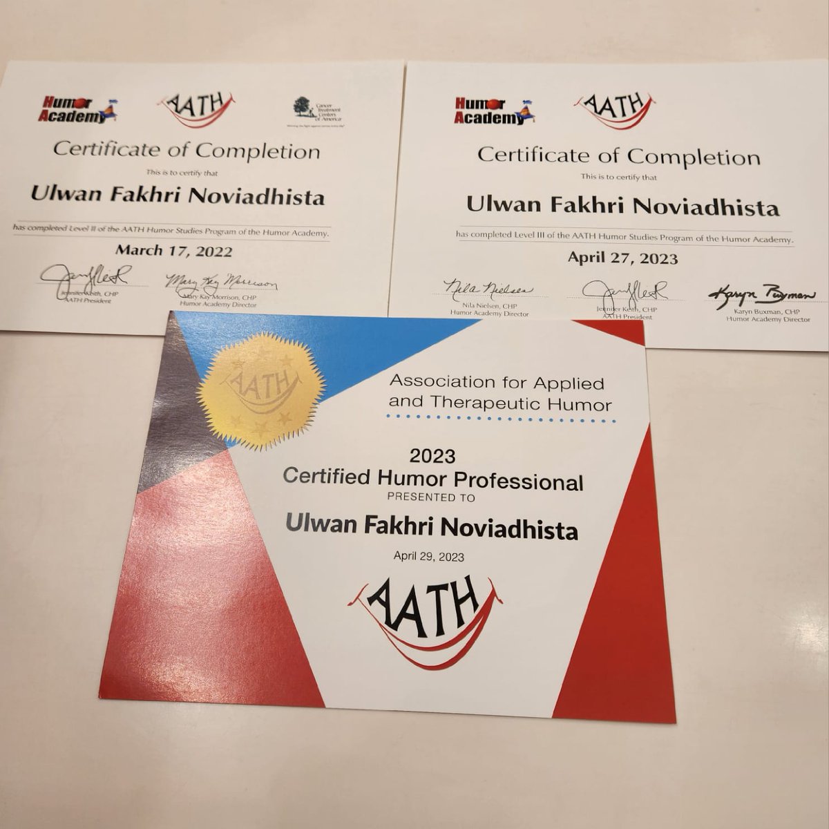 ihik_3's tweet photo. π₯CERTIFIED HUMOR PROFESSIONALπ₯
Kiriman dari @AATH_Assoc sampai di #TheLibraryOfHumorStudies.
Isinya, dokumen resmi yg menyatakan founder #ihik3 Danny Septriadi & peneliti #humor @UlwanFakhri sbg CHP π₯³
Sbg pioner CHP di Indonesia, kami siap berbagi ilmu #humor pada Anda! π https://t.co/6VT4sd7vcX