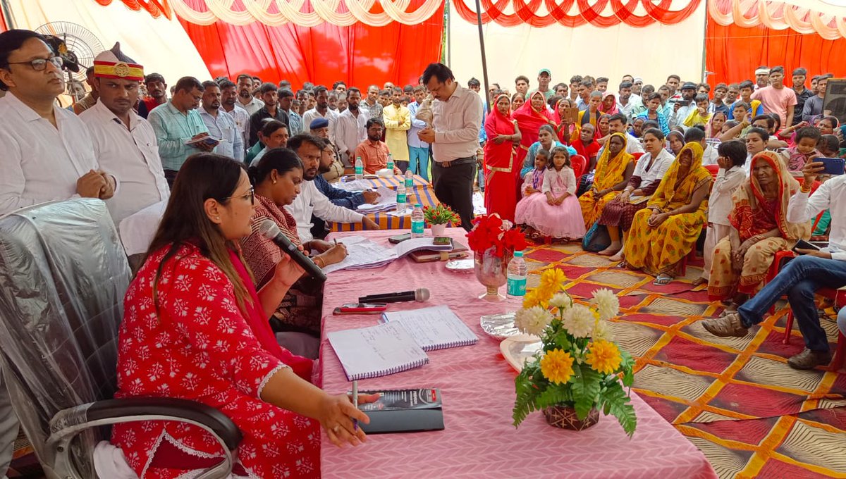 dmgonda2's tweet photo. विकासखण्ड नवाबगंज अंतर्गत ग्राम पंचायत परसापुर में चौपाल लगाकर ग्रामीणों की समस्याओं को सुना, तथा संबंधित अधिकारियों को समयबद्ध एवं गुणवत्तापूर्ण निस्तारण करने के दिये निर्देश। @UPGovt @CMOfficeUP @ChiefSecyUP @CdoGonda 

#प्रशासन चला, गांव की ओर।
#गांव की समस्या, गांव में समाधान https://t.co/h8jjJCg6SQ