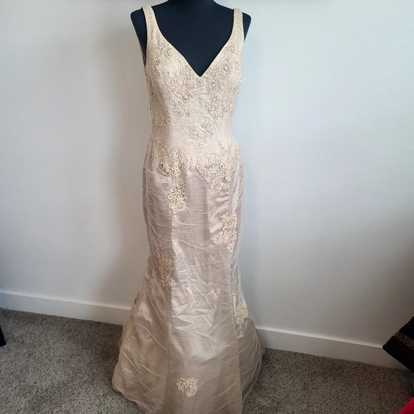 beautifuluplus's tweet photo. So good I had to share! Check out all the items I'm loving on @Poshmarkapp #poshmark #fashion #style #shopmycloset #vincecamuto #unbranded #jovani: https://t.co/18KlToKmJN https://t.co/8HD9p0tetO