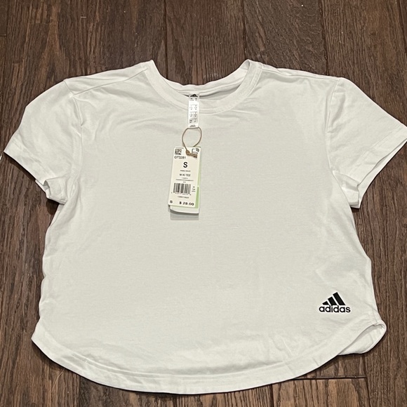 WinterRose7669's tweet photo. So good I had to share! Check out all the items I'm loving on @Poshmarkapp #poshmark #fashion #style #shopmycloset #adidas: https://t.co/TFT7SdtRqF https://t.co/9MFvBFne3Q
