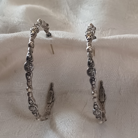 AmyFull44062079's tweet photo. So good I had to share! Check out all the items I'm loving on @Poshmarkapp #poshmark #fashion #style #shopmycloset #konstantino: https://t.co/pg6iLzyiX9 https://t.co/CbLwwbv5qZ