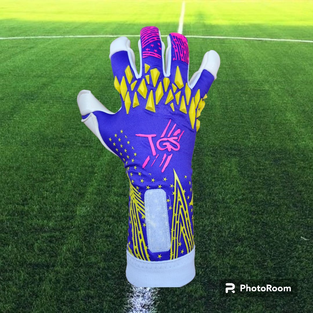 NEW GLOVE DROP 🔥🔥🔥

TGS are proud to introduce our latest gloves.  
Cut - T cut negative
Injected punch zone 
Adult palm- 4mm Contact Latex
Junior palm - 4mm Giga grip latex.

Message if interested please.

#goalkeepergloves #goalkeeper #goalkeepers #goalkeepertraining
