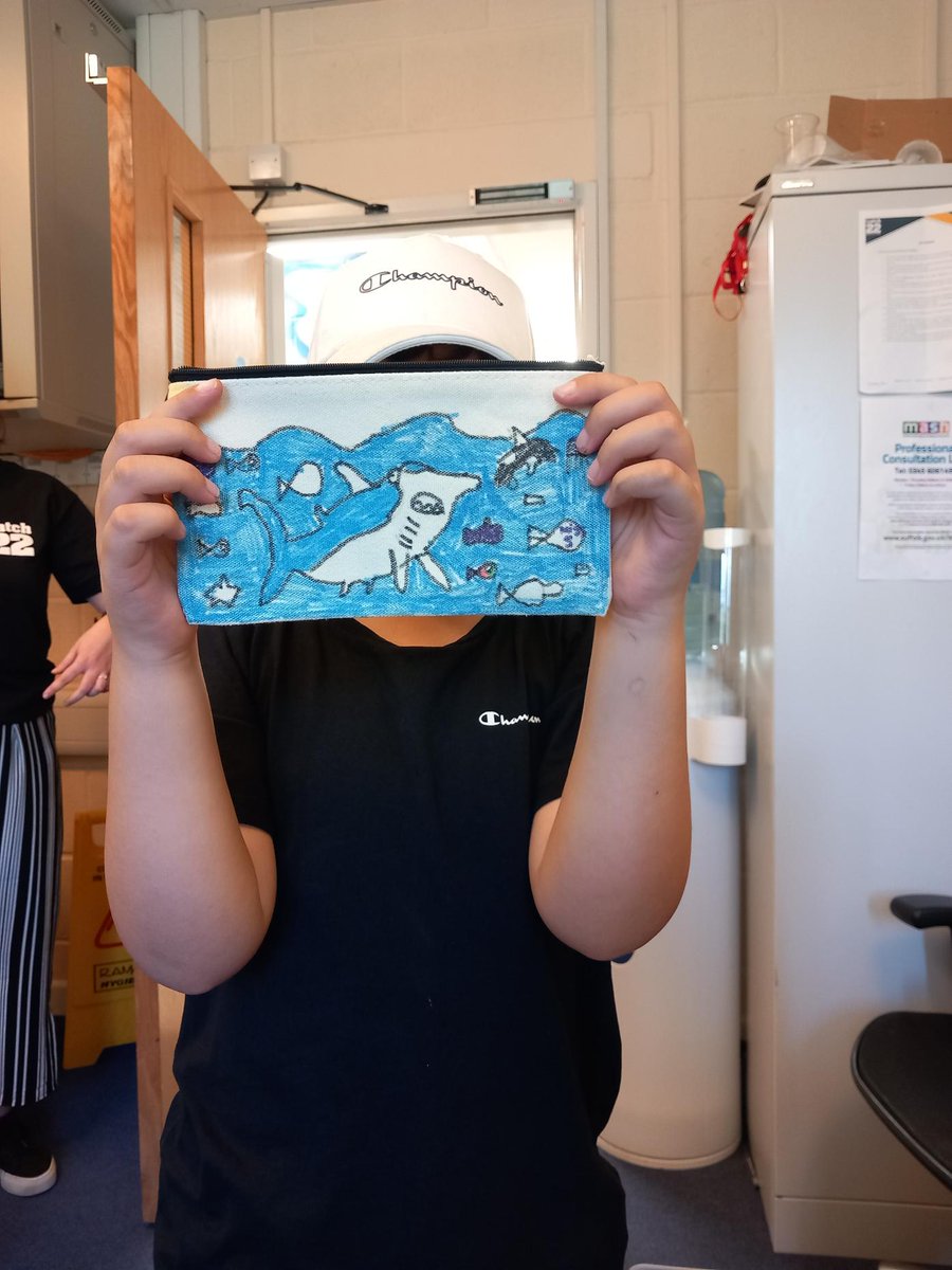 Our pupils at include Suffolk have been busy decorating their #EndofTerm pencil cases. 

Look at the fabulous illustrations from this creative young artist!

#ThisisAP