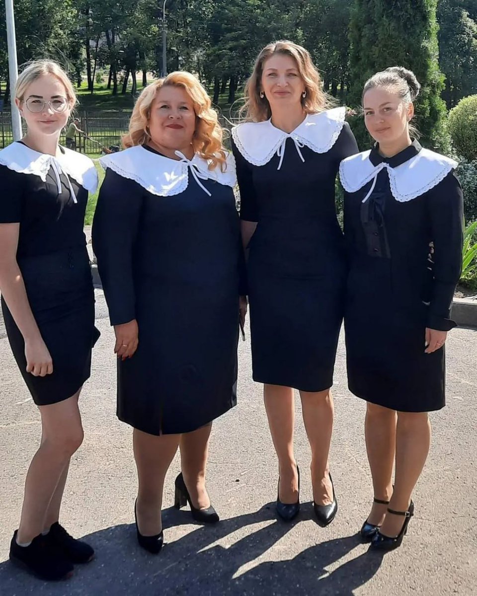 «Успеваемость стала лучше». В минской школе ввели дресс-код для учителей.

Таким жестом администрация СШ № 101 решила мотивировать своих учеников на то, чтобы они тоже начали одеваться в едином стиле. Теперь преподаватели школы одеты в черные платья с белыми воротниками.