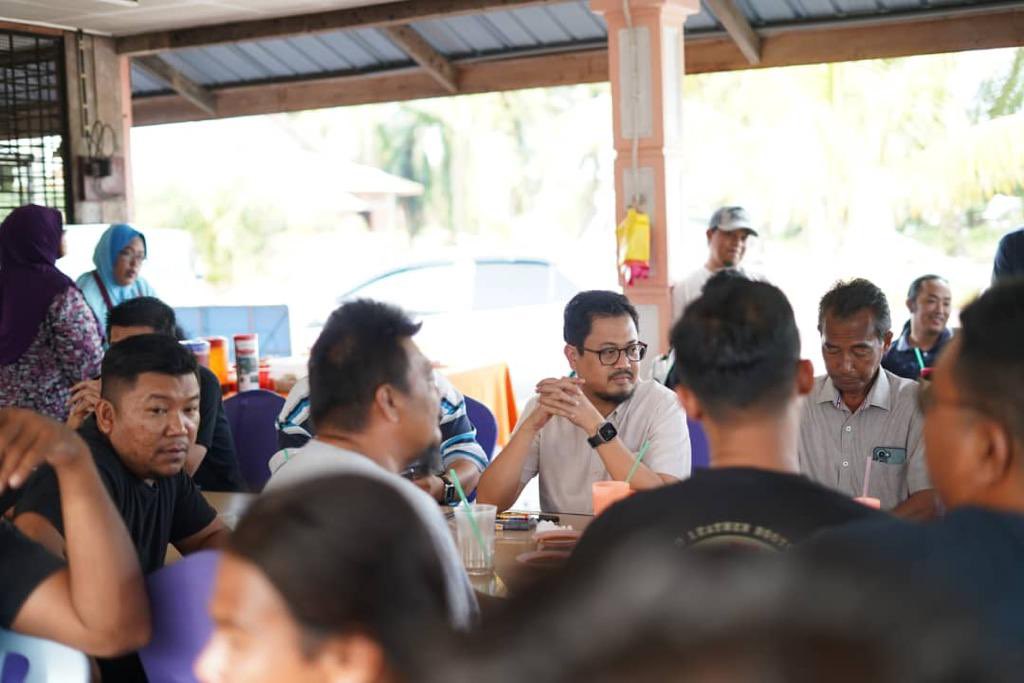 HH1548's tweet photo. Berborak dan minum petang bersama anak-anak muda kampung. Saya dapat bertukar fikiran sambil mendengar idea dan pandangan mereka. Mantap! #jeramlestari https://t.co/u1kVu2RVTj
