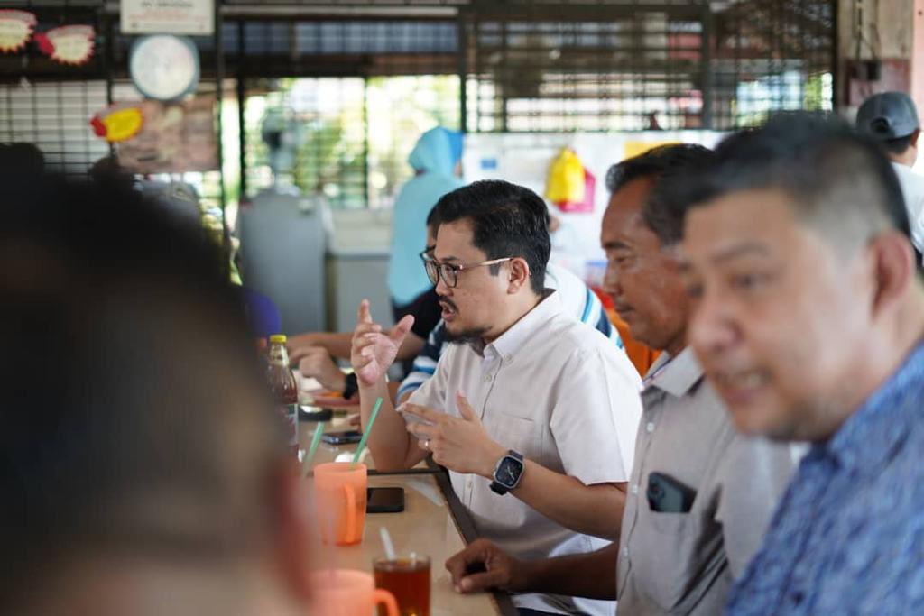 HH1548's tweet photo. Berborak dan minum petang bersama anak-anak muda kampung. Saya dapat bertukar fikiran sambil mendengar idea dan pandangan mereka. Mantap! #jeramlestari https://t.co/u1kVu2RVTj