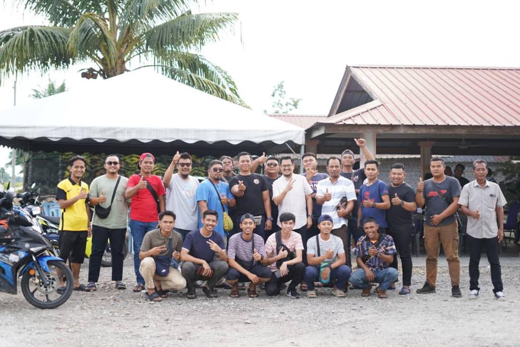 HH1548's tweet photo. Berborak dan minum petang bersama anak-anak muda kampung. Saya dapat bertukar fikiran sambil mendengar idea dan pandangan mereka. Mantap! #jeramlestari https://t.co/u1kVu2RVTj