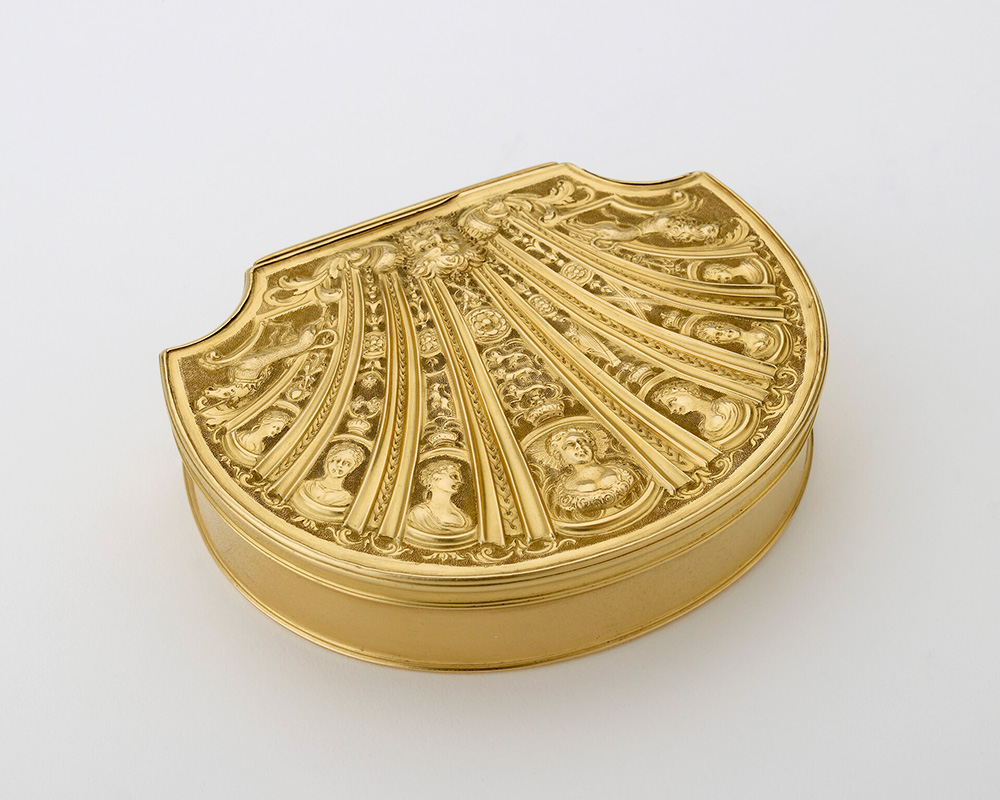 These beautiful shell-shaped gold boxes were created in London and date between 1702 and 1742.