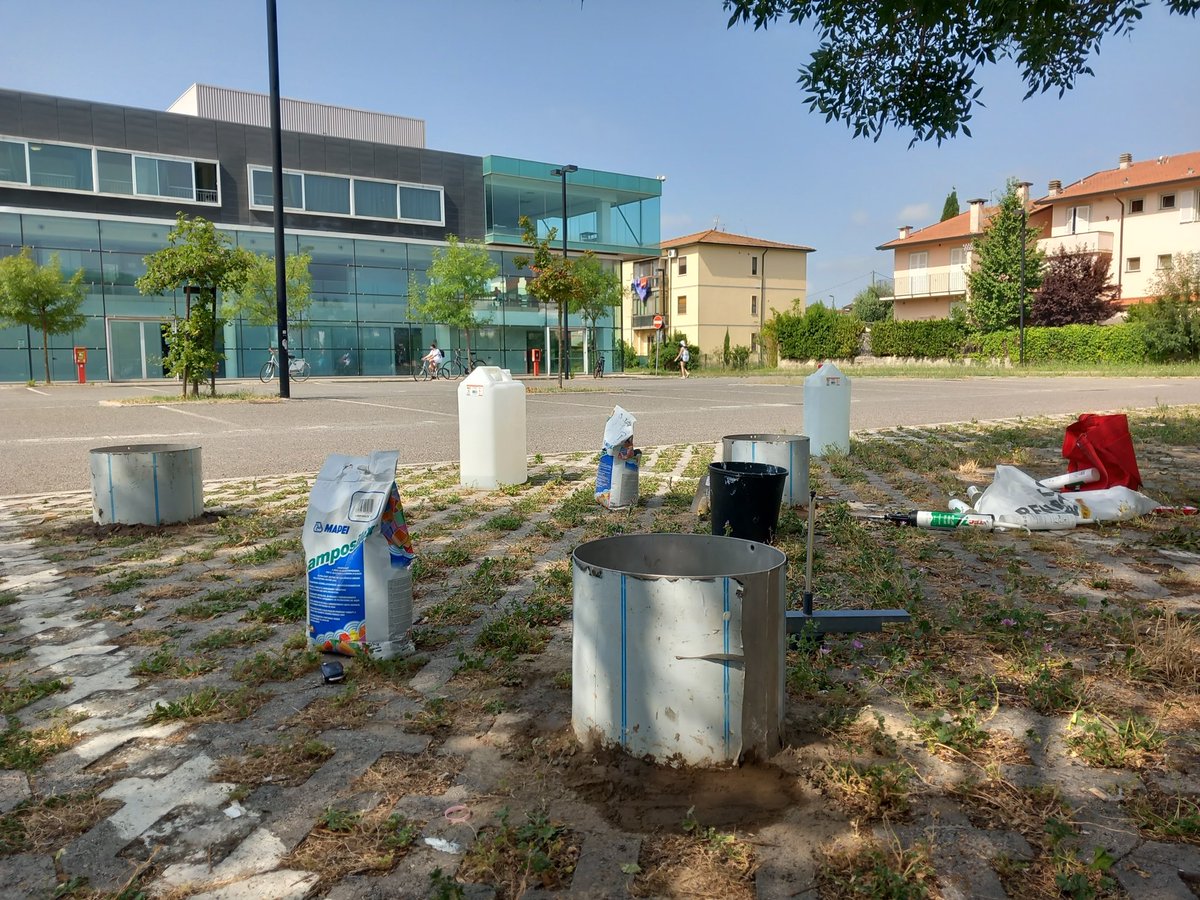 Infiltration tests going on to evaluate #infiltration capacity of #permeable parking in order to reduce #runoff generation from #urban areas. How #resilient is your town? #climatechange #adaptation <a href="/_res_eau/">Res_EAU</a> <a href="/5Bonifica/">Consorzio Bonifica 5 Toscana Costa</a>   #naturebasedsolutions #sangiulianoterme <a href="/ScuolaSantAnna/">ScuolaSantAnna</a>