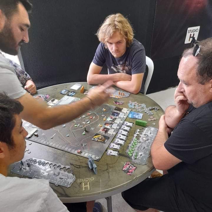 FLIP (Festival Ludique International de Parthenay), les joueurs s'affrontent sur VIRTUAL RÉVOLUTION, notre dernière conception ludique avec Guy-Roger Duvert
Retrouvez sur l'espace du STUDIO H, les dernières nouveautés du studio.