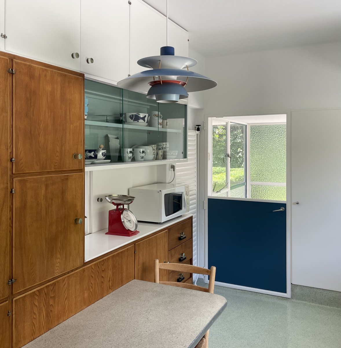 VanRuysdael's tweet photo. Dutch modernism by Rietveld. He mastered the interaction of light and space. Didn't stop there though, look carefully and you'll find beauty in every detail. The hinges of the cabinet for example.. thanks for this project Sophie! 
f by @Vanruysdael https://t.co/VCbvKWWESt