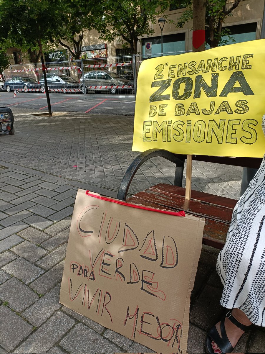 DavidGalbete's tweet photo. El @Pamplona_ayto (UPN-PP) va a cargarse todos estos árboles centenarios en el centro de Pamplona (Plaza de la Cruz) para construir un parking. Fuera arboles, dentro coches. Toda la oposición y vecinos están en contra. Mañana hay concentración a las 12 h frente al Ayto. Acudid. https://t.co/6Ocqj5Ub32