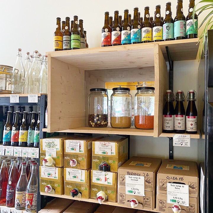 {Commerçant-e-s partenaires <a href="/levoyageanantes/">levoyageanantes (compte inactif)</a>} Arthur s’est amusé a réalisé une surprise, à venir voir à la boutique 🤩 Son œuvre s’appelle « Le triathlon du bocal »🙌🏻 Et à l’intérieur de chaque bocal est reproduit une expression qu’il faut deviner 😉 Merci à toutes/tous🚴🏻🏊🏻‍♀️🥾