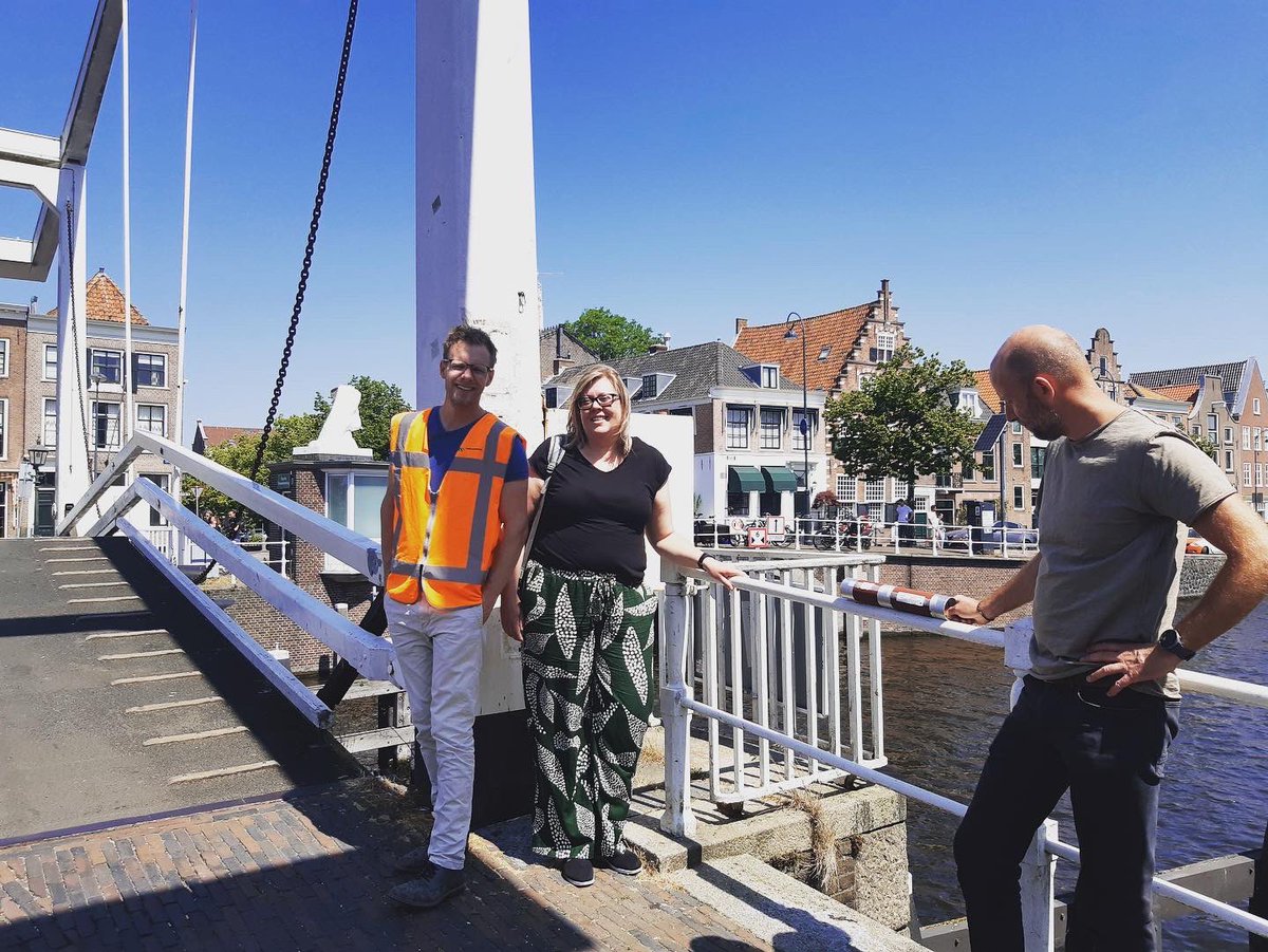 Haarlemse bruggen op kleur!

De verfroller gaat over een aantal Haarlemse bruggen. Voor de Gravestenenbrug onderzocht Annemieke Heuft welke kleur de brug oorspronkelijk had. Wat blijkt: de brug was rood! <a href="/wimdewagt/">Wim de Wagt</a> en Jan Pieter Bal <a href="/gemeentehaarlem/">Gemeente Haarlem</a> begeleidden het onderzoek.