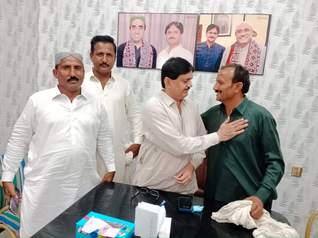 MunirChandioPPP's tweet photo. عوامي ليڊر عوام جي وچ ۾
#PakistanPeoplesParty Devisional General Secretary #SBA #MPA #Mumtaz_Ali_Chandio meet with voters saportes party workers and peoples of #PS_35 listen there issues and trying to solve them at #ChandiaHouse #NaushehroFeroz.@mumtazchandiomp @BBhuttoZardari https://t.co/EdFnIhAZpH