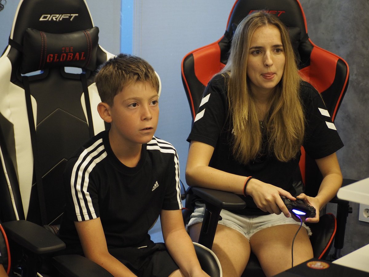 La semana pasada tuvimos el placer de contar con los amigos de <a href="/CaseEsports/">Case Esports 🟡</a> y <a href="/SaNkHs94/">SaNkHs</a> en el Campus de Fútbol y Gaming de @Experience_Camp 

Sandra dio a los peques un trato exquisito, resolvió cada una de sus dudas e incluso se animó a jugar con ellos. 

¡Muchas gracias!