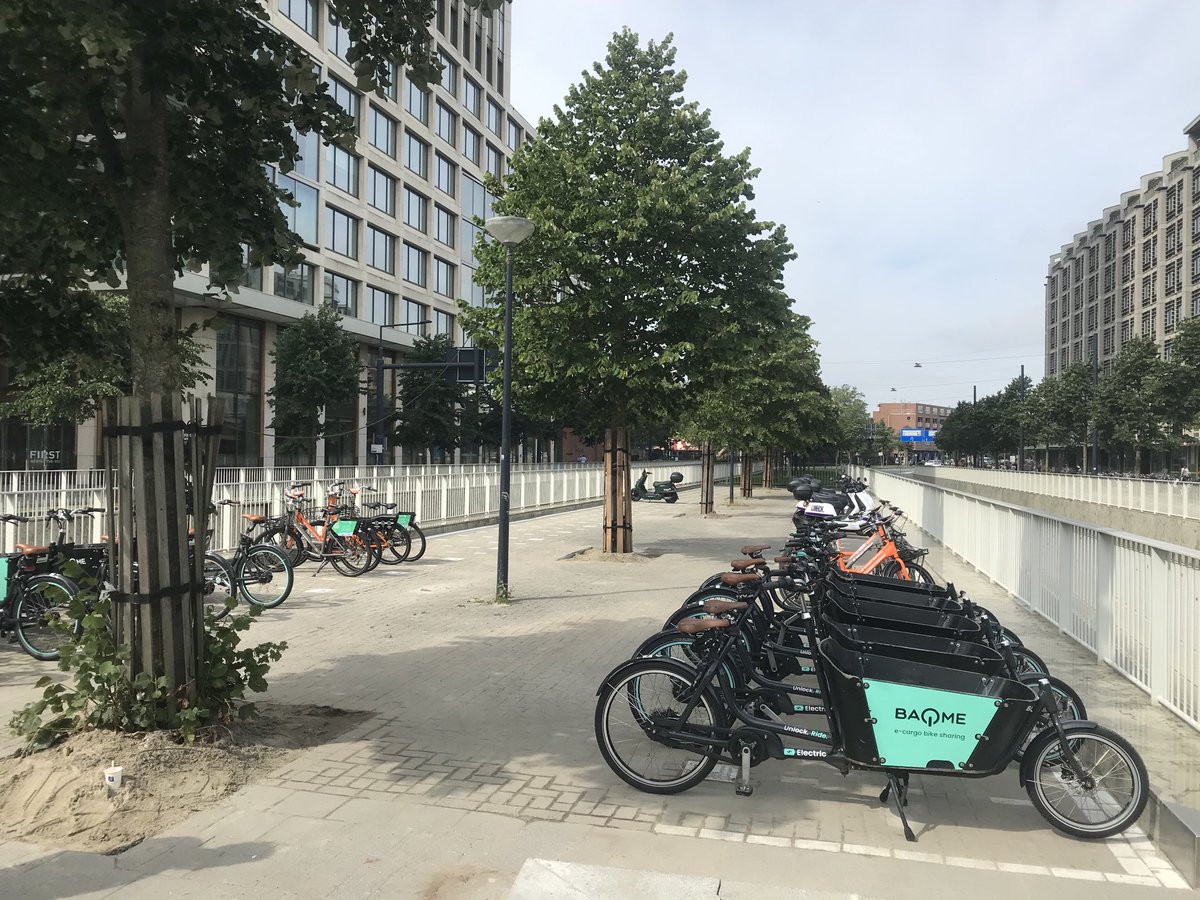 De #deelvervoerhub bij het CS Rotterdam is open! Maar liefst bijna 150 plekken voor #deelfietsen , #deelbakfietsen, #deelscooters en elektrische deelfietsen. Verwachting is dat dit voor minder overlast gaat zorgen!
