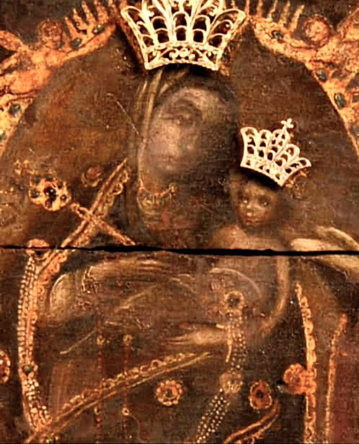 mavarezarenas's tweet photo. "Es 18 Señora"

Arriba vemos la faz
que de nosotros se adueña.
La Madre Chiquínquireña,
con un gran Lampo detrás.
No lo olvidaré jamás...
su tez tostada le aflora,
a la más bella Señora,
de pelo negrito terso,
Y yo le obsequié este verso;
que a mi Chinata decora.... https://t.co/uUXWwdFRRt
