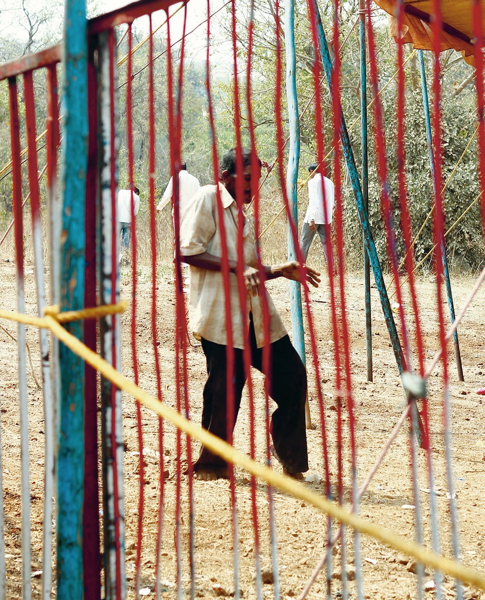 In his new photo book, Abhishek Khedekar embarks on a nomadic journey following a Dalit community involved in Tamasha ow.ly/ROKO50PePGp <a href="/jointsloose/">Loose Joints</a>