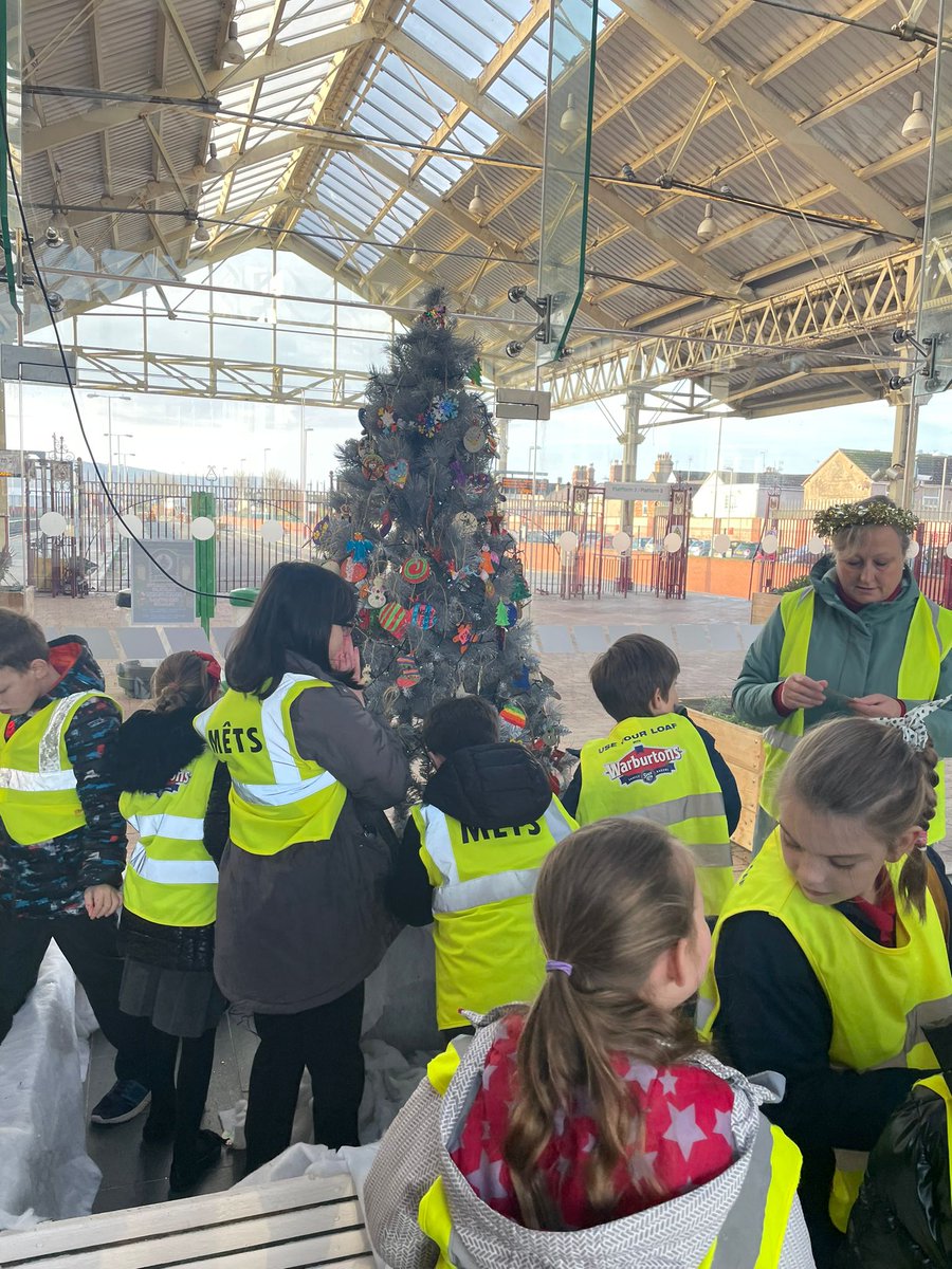 ConwyVNWCoast's tweet photo. From real life ๐ Alice in Wonderland โบ mesmerising ๐ช magic shows โบ terrific ๐tree decorating โบ time travelling ๐Victorian attire, there is always something fascinating going on at #Llandudno railway station ๐ #FascinatingStations #DaysOutByRail @scenicrailbrit ๐ค๏ธ https://t.co/wfOFbe6BKQ
