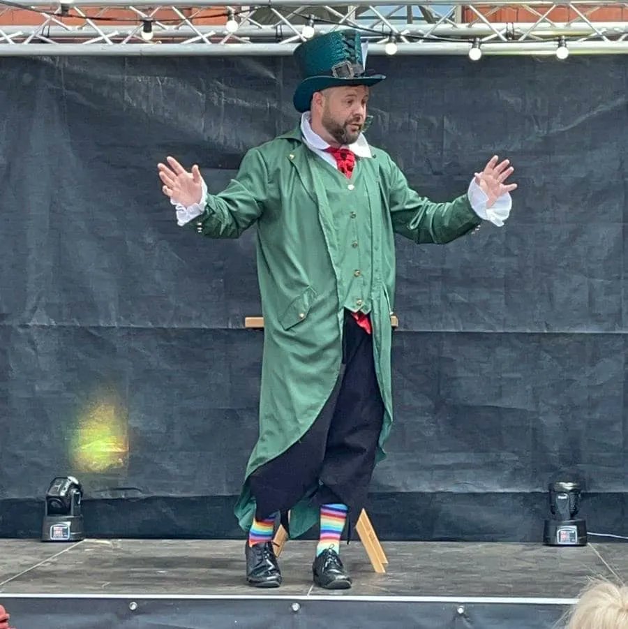 ConwyVNWCoast's tweet photo. From real life ๐ Alice in Wonderland โบ mesmerising ๐ช magic shows โบ terrific ๐tree decorating โบ time travelling ๐Victorian attire, there is always something fascinating going on at #Llandudno railway station ๐ #FascinatingStations #DaysOutByRail @scenicrailbrit ๐ค๏ธ https://t.co/wfOFbe6BKQ
