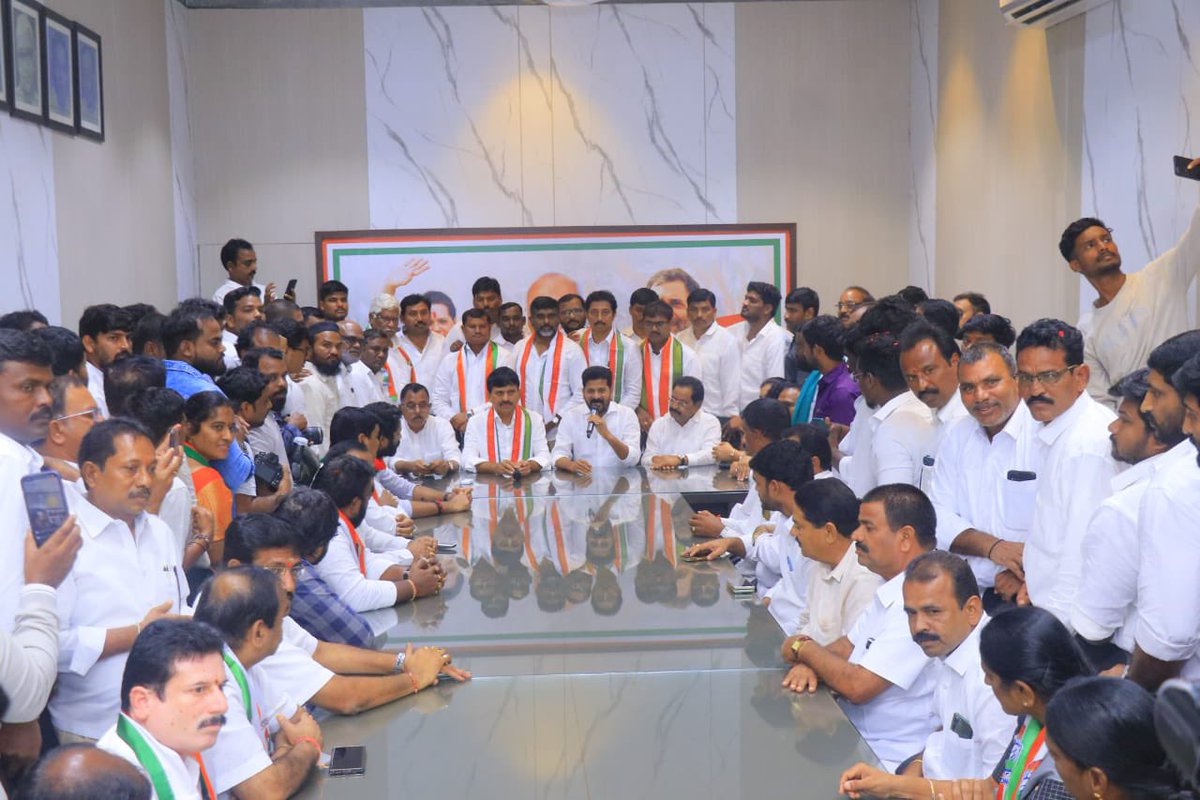 revanth_anumula's tweet photo. తెలంగాణలో కాంగ్రెస్ ప్రభుత్వ ఏర్పాటు లక్ష్యంగా తన వంతు పాత్ర పోషించడానికి ముందుకొచ్చిన పొంగులేటి శ్రీనివాస్ రెడ్డి గారు తొలిసారి గాంధీ భవన్ వచ్చిన సందర్భంగా సాదరంగా ఆహ్వానించి సత��కరించడం జరిగింది. 

కేసీఆర్ విముక్త్  తెలంగాణలో భాగంగా శీనన్న లాంటి నాయకులు సేవలు ఎంతో అవసరం.  మా అందరి లక్ష్యం ఒక్కటే కేసీఆర్ హఠావో..తెలంగాణ బచావో.

#ByeByeKCR